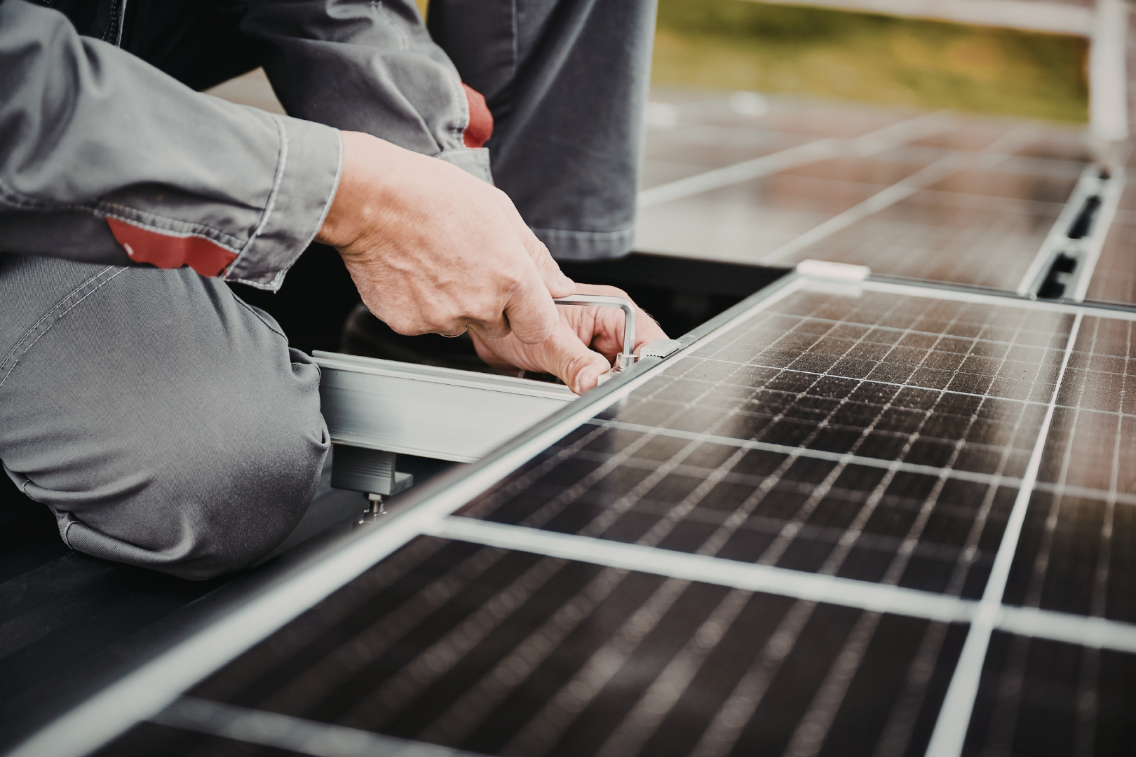 太陽光パネルの施工風景